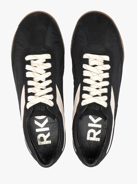 Schwarze Sportschuhe mit weißem Riemen