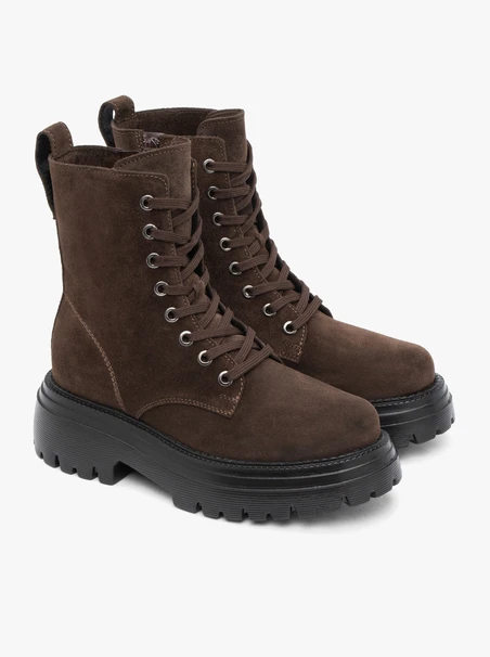 Braune Stiefel mit dicker Sohle