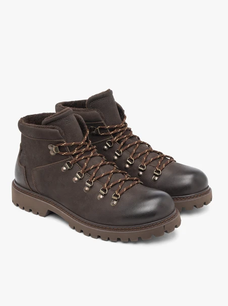 Dunkelbraune isolierte Stiefel