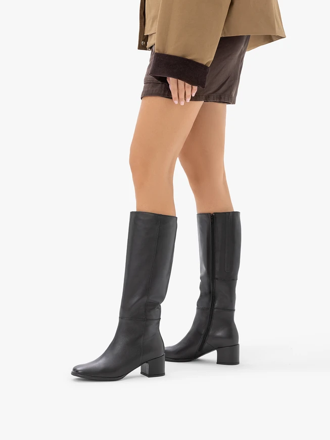 Schwarze Lederstiefel mit Absatz
