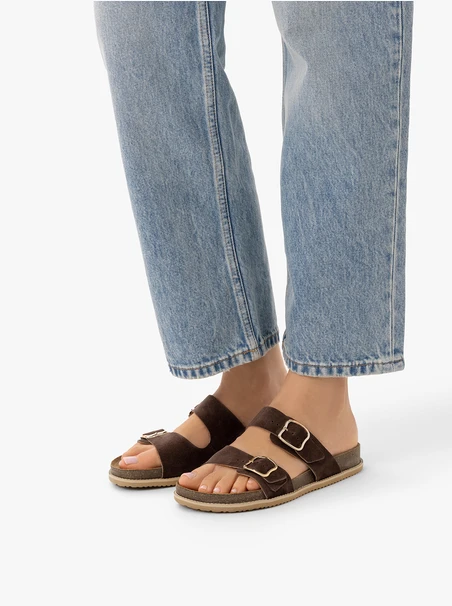 Kastanienbraune Flip-Flops mit zwei Riemen