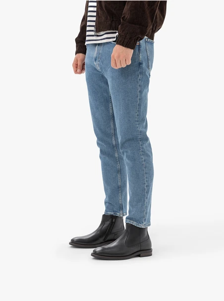 Schwarz genarbte Lederstiefel