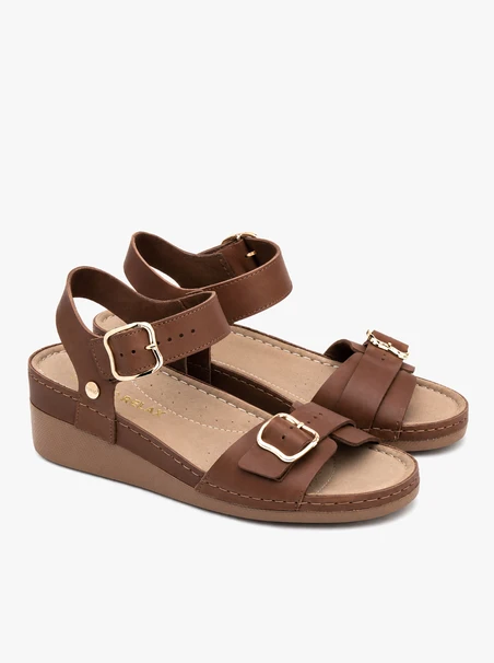 Braune Sandalen mit niedrigem Keilabsatz