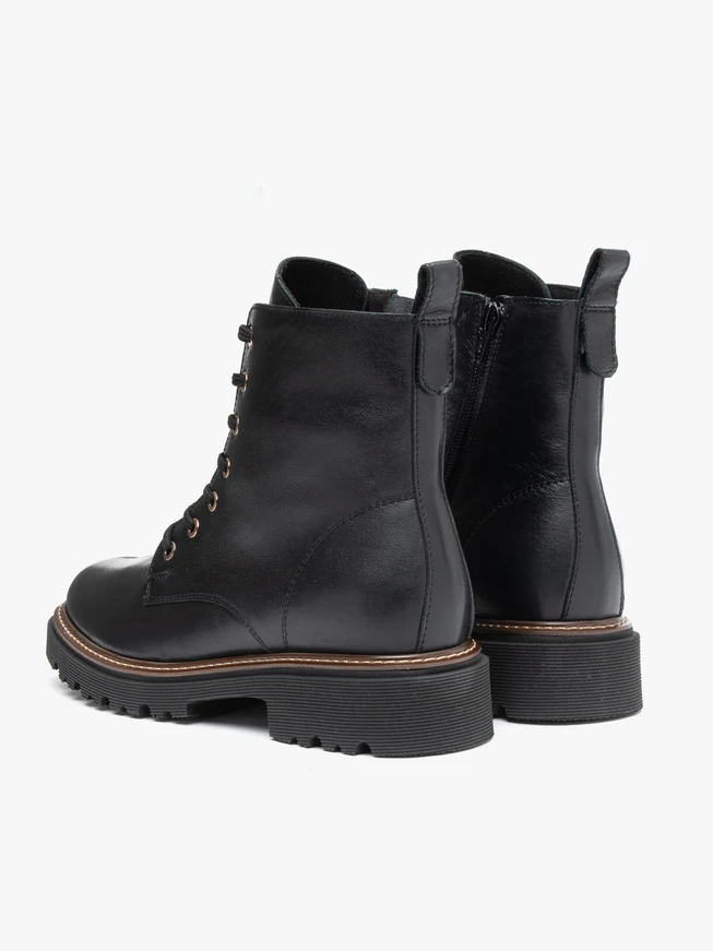 Schwarz genarbte Lederstiefel