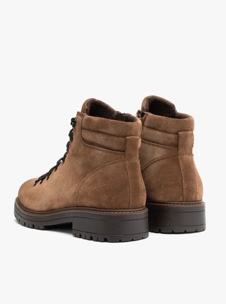 Braune Stiefel im Trekking-Stil