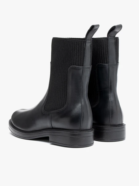 Schwarze, höhere Stiefeletten mit Gummizug