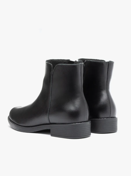Schwarz genarbte Lederstiefel