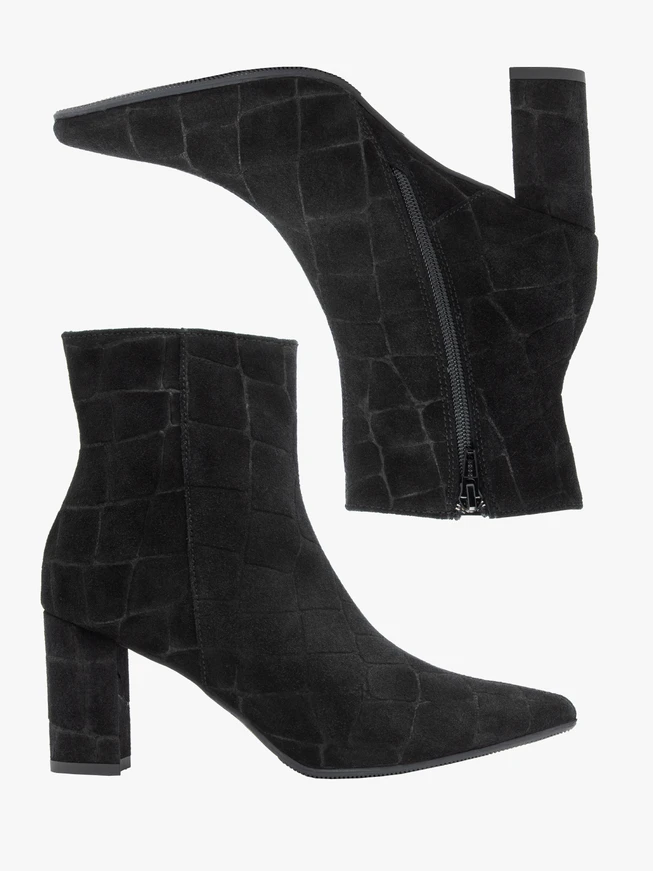 <p>Schwarze, höhere Velourslederstiefel</p>