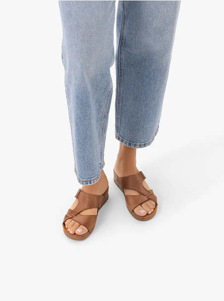 Hellbraune Flip-Flops mit Plateau