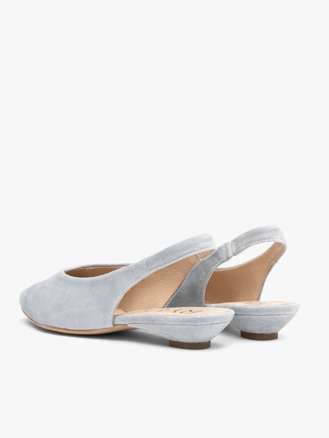 Hellblaue Slingback-Pumps mit spitzer Zehe