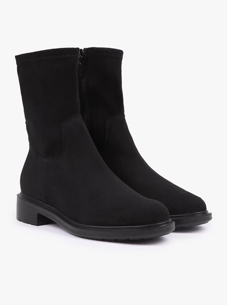 Schwarze höhere Stiefel