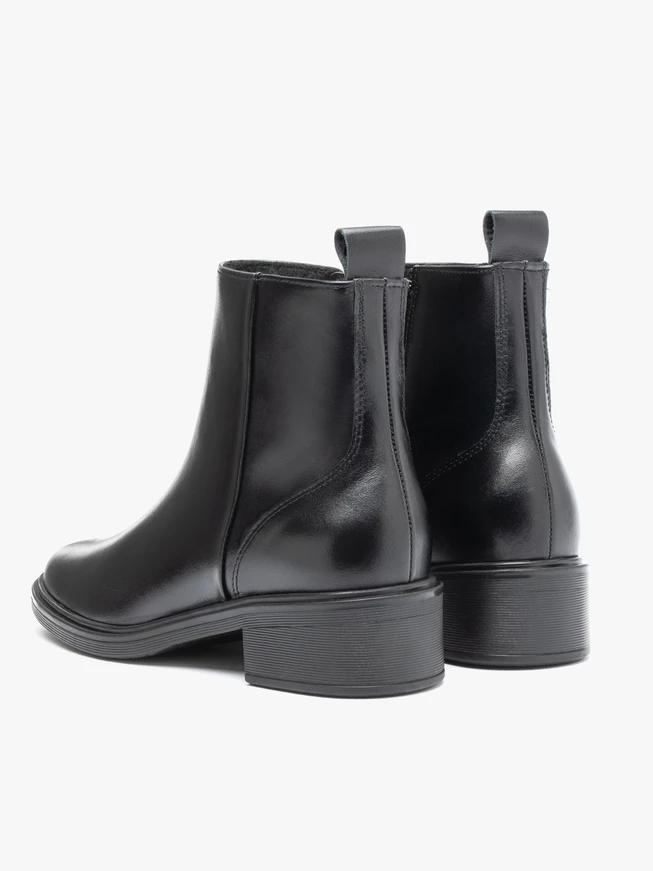 Schwarze Lederstiefel