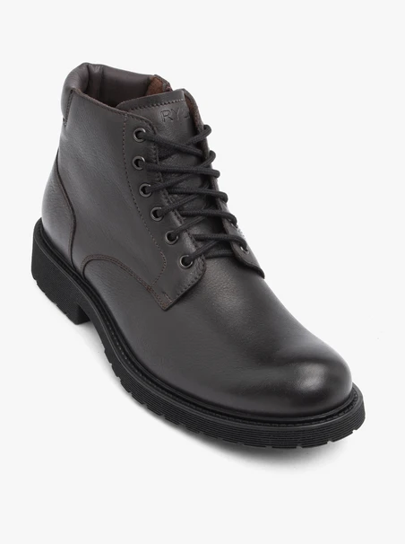 Dunkelbraune isolierte Stiefel