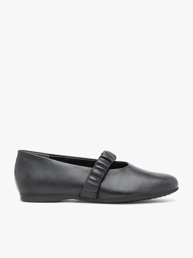 Schwarze Ballerinas mit Kringelriemen