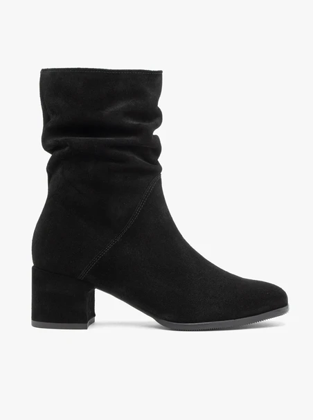 <p>Schwarze kurze Stiefel mit gerafftem Schaft</p>