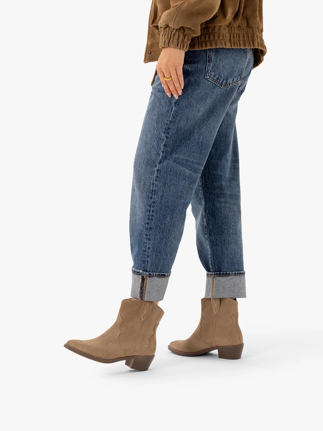 Beigefarbene Cowboystiefel