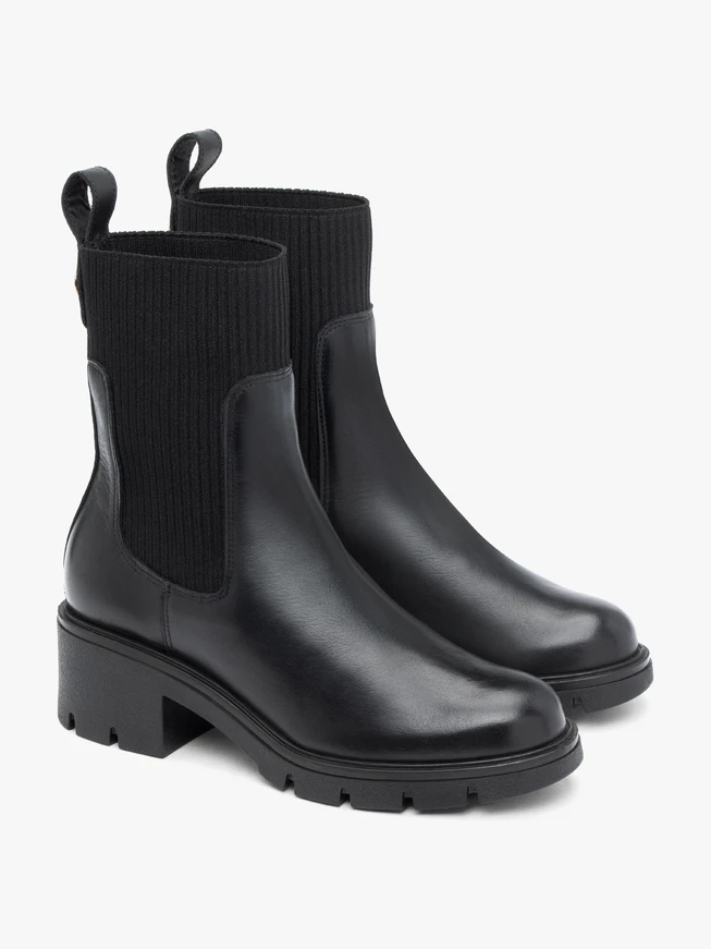 <p>Schwarze, höhere Stiefeletten mit Gummizug</p>