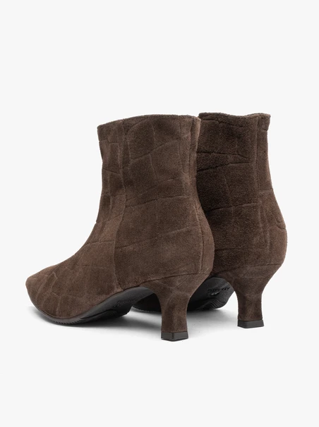 Stiefel mit Krokodilmuster und ausgestelltem Stilettoabsatz