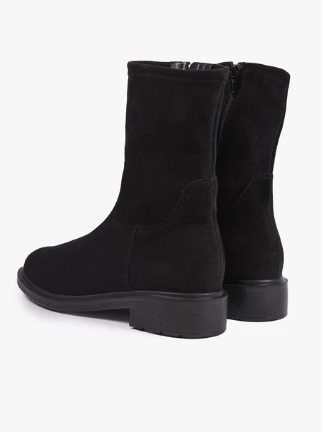Schwarze höhere Stiefel