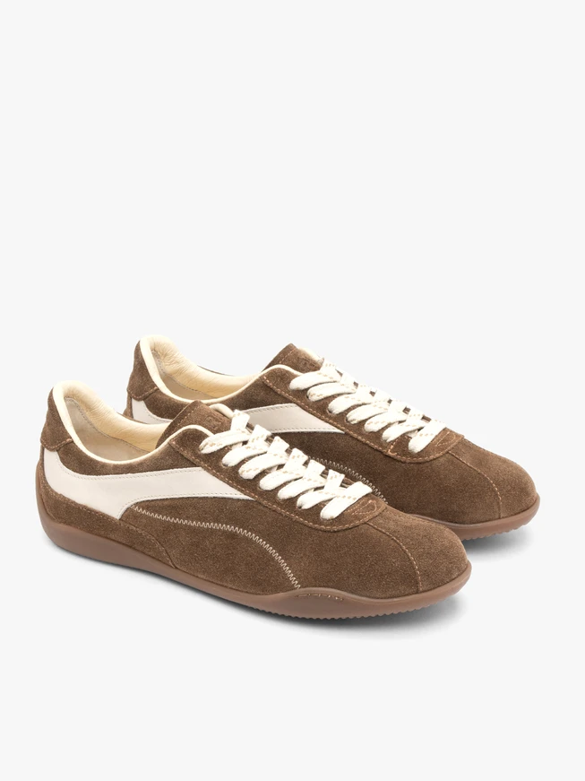 Dunkelbeige Sporthalbschuhe mit weißen Elementen