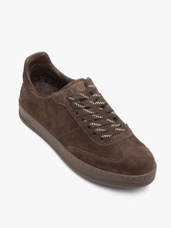 Braune Sporthalbschuhe