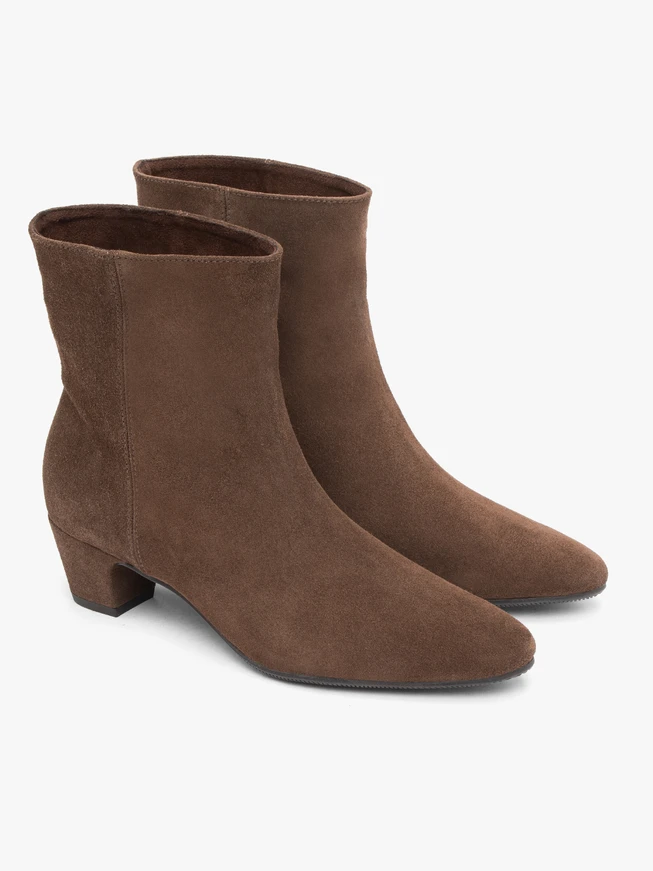 Braune Veloursstiefel mit niedrigen Absätzen