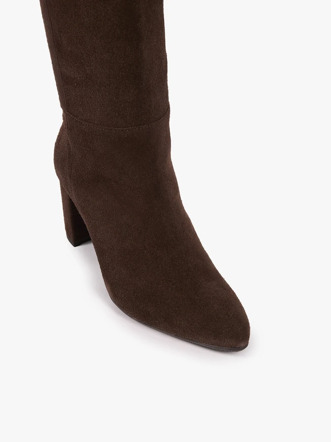 Dunkelbraune Stiefel aus Veloursleder
