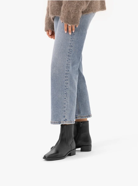 Schwarz genarbte Lederstiefel