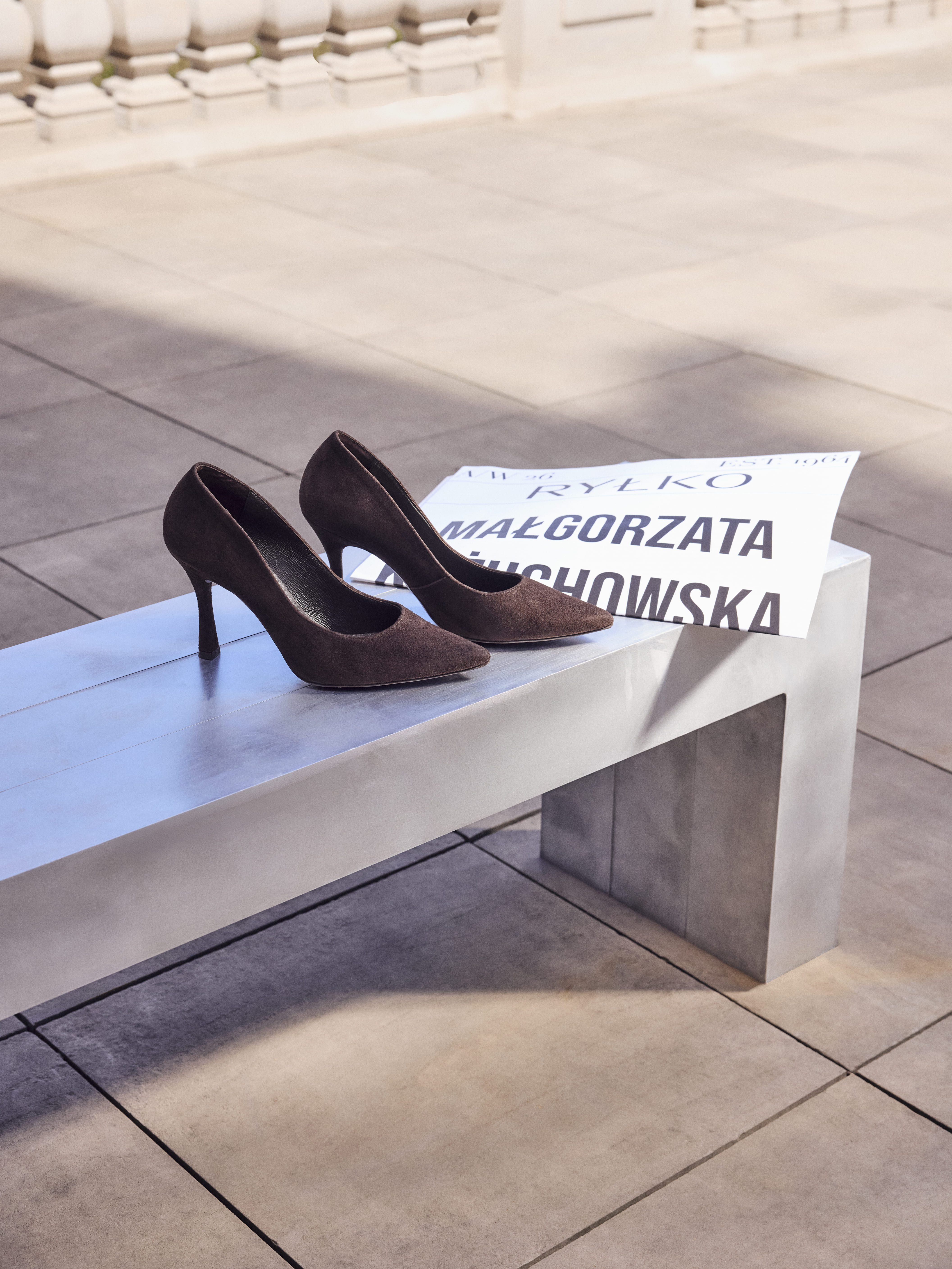 Ciemnobrązowe czółenka damskie Estima ze skóry welurowej
