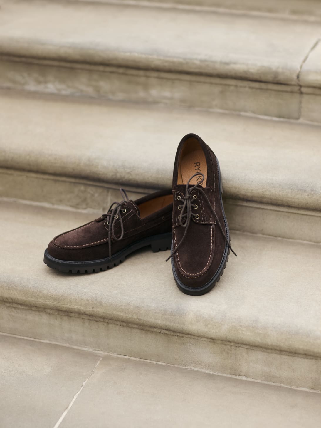 Ciemnobrązowe półbuty męskie Ryłko ze skóry welurowej w stylu boat shoes